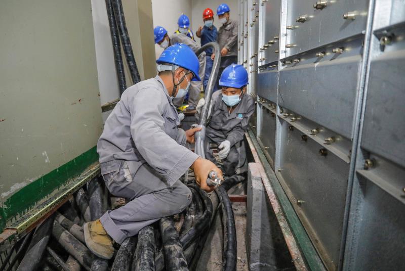 與時(shí)間賽跑，為生命加速 電力員工星夜鏖戰(zhàn)為醫(yī)院用電“增容”