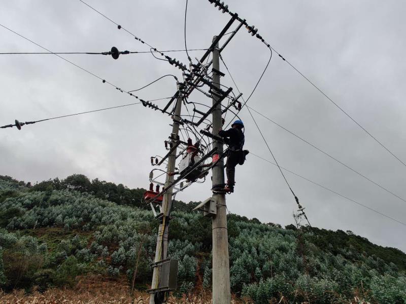 臨滄云縣供電局開(kāi)展線路維護(hù)消缺，大幅提升供電可靠性