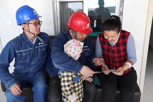 阿拉善電業(yè)局電力宣傳進家門，客戶服務零距離