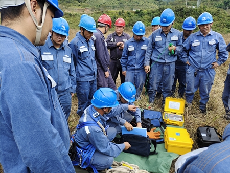 鳳慶供電局開展接地電阻儀、直流試送儀的培訓(xùn)
