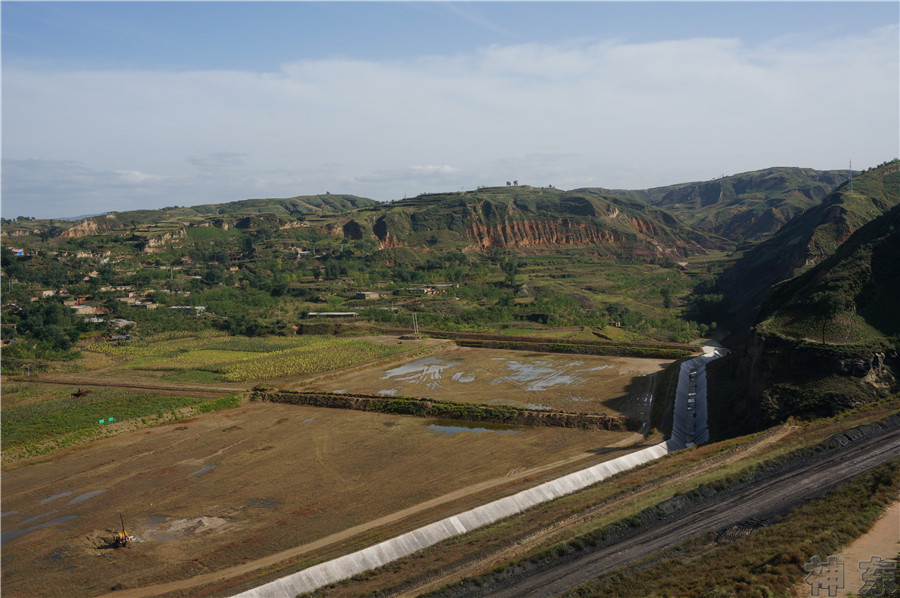煤矸石填溝造地，千畝溝壑變良田