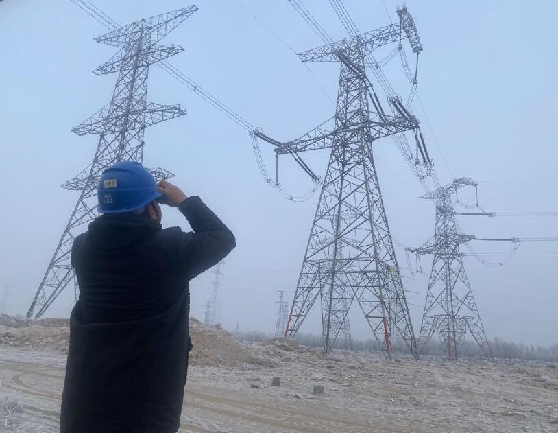 內蒙古烏海超高壓供電公司防污除閃，寒冬堅守一線