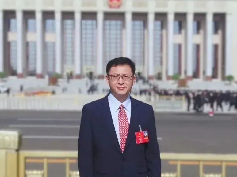 兩會(huì) | 行業(yè)巨頭 紛紛“圍繞”光伏諫言！