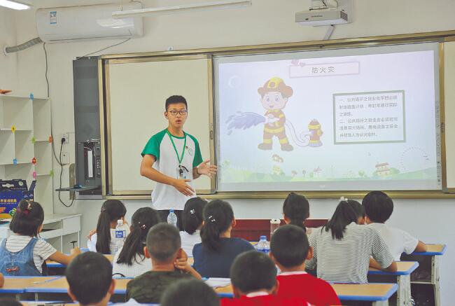 郝明?。簬椭嗳?傳遞更多溫暖