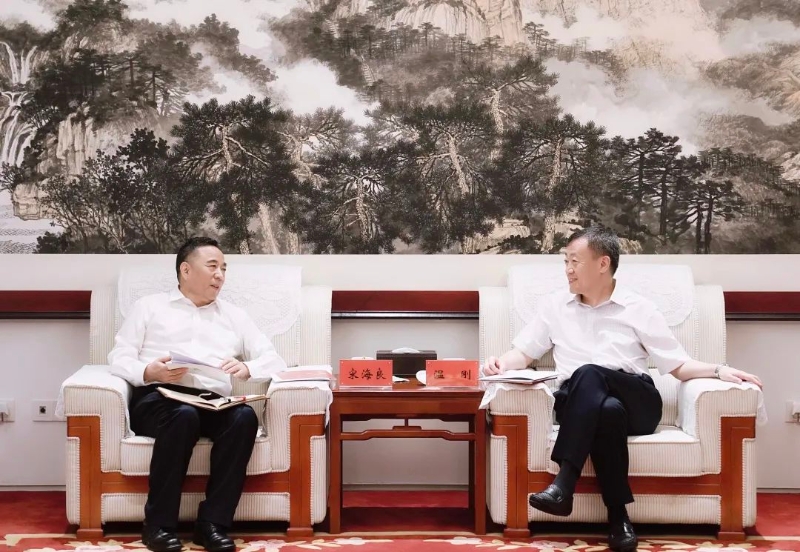 宋海良孫洪水與中國(guó)融通集團(tuán)董事長(zhǎng)溫剛、總經(jīng)理馬正武座談