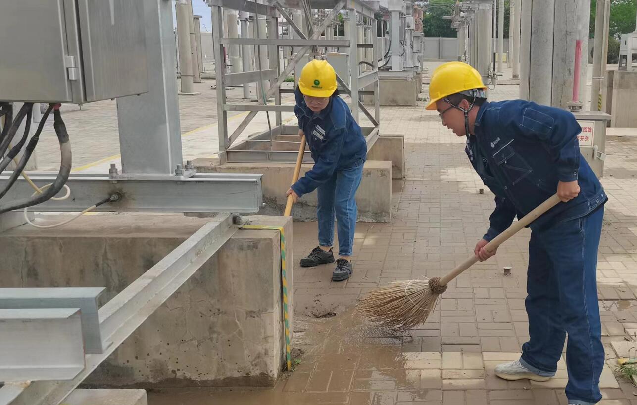 戈壁有雨，阿電人全力出擊保供電