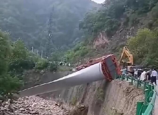 陜西寶雞隴縣：80米風(fēng)電扇葉運(yùn)輸車歪倒，正救援