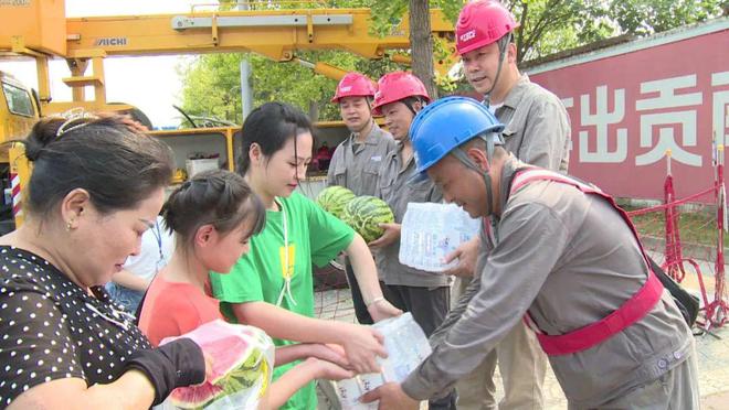 四川什邡：電力工人高溫保電忙，社區(qū)群眾熱情慰問(wèn)表感謝