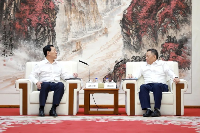 中國(guó)能建黨委書(shū)記、董事長(zhǎng)宋海良與朝陽(yáng)市市長(zhǎng)謝衛(wèi)東會(huì)談