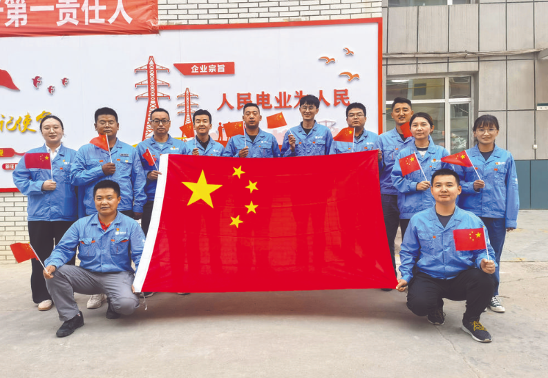 青海化隆縣供電公司：與國旗合影 向祖國告白
