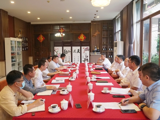 中國電建黨委常委、副總經(jīng)理徐鵬程與海南萬寧市委書記蓋文啟、市長王三防座談