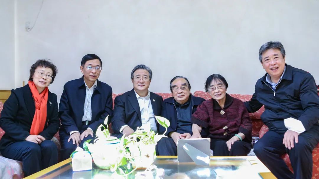 余劍鋒春節(jié)前夕看望慰問核工業(yè)老領導蔣心雄、陳肇博