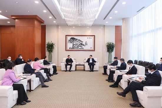 溫樞剛鄧建玲會(huì)見鄂爾多斯市委書記李理、市長(zhǎng)杜匯良
