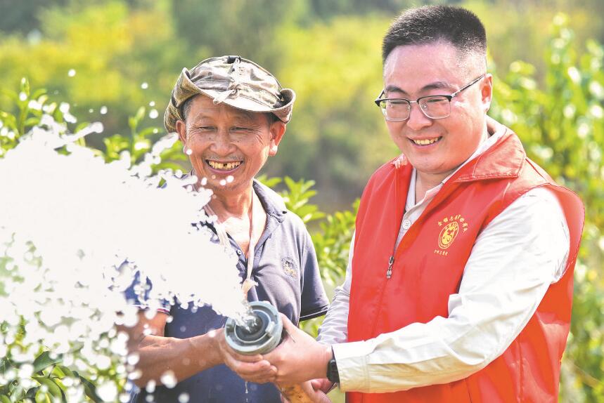 駐村第一書記譚偉：帶領村民搞種植 小村走上致富路