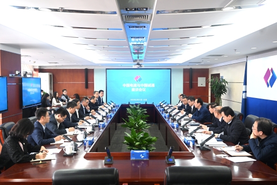 中國電建黨委書記、董事長丁焰章與中國誠通集團黨委書記、董事長朱碧新會談