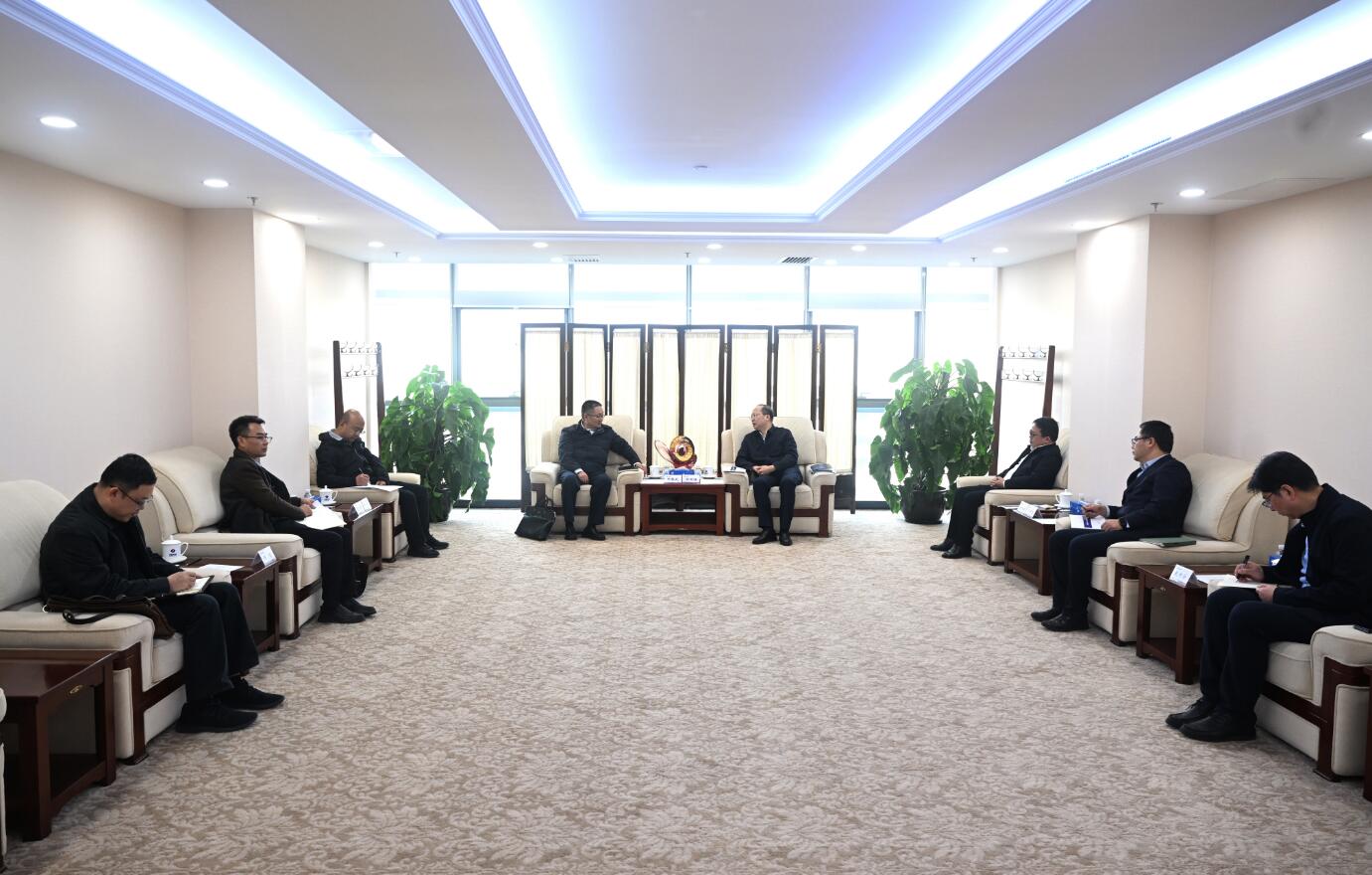 中國(guó)電建黨委常委、副總經(jīng)理徐鵬程與西藏開發(fā)投資集團(tuán)黨委書記、董事長(zhǎng)祁騰武會(huì)談
