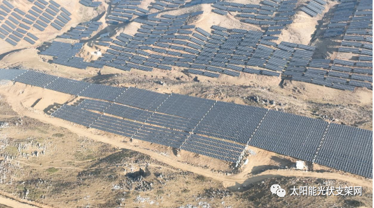安泰科柔性太陽(yáng)能光伏支架助力全國(guó)海拔最高、坡度最大光伏項(xiàng)目