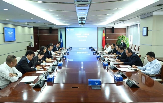 中國電建黨委常委、副總經(jīng)理劉源與中國建材股份副總裁王兵舉行會談