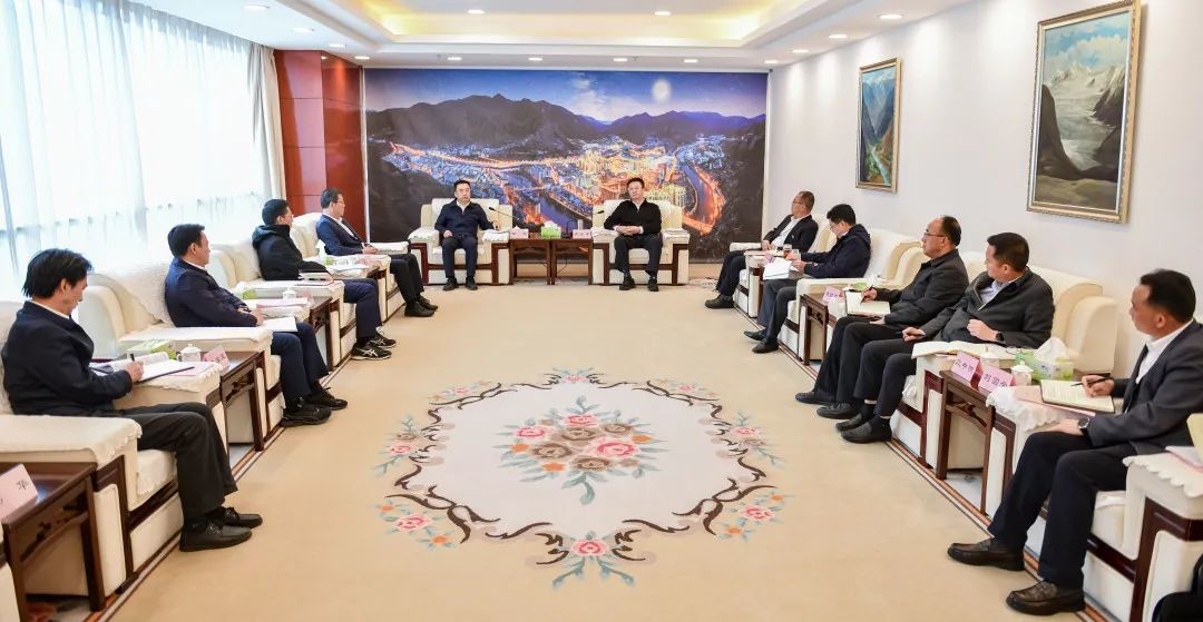 鄒磊與西藏自治區(qū)政府副主席、昌都市委書記龔會(huì)才，昌都市委副書記、市長(zhǎng)羅慶伍會(huì)談