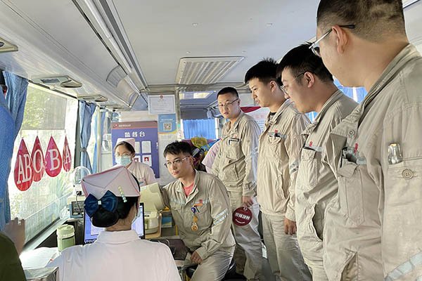 臨汾熱電公司組織“熱血與大愛(ài)同流，真情與奉獻(xiàn)同行”無(wú)償獻(xiàn)血活動(dòng)