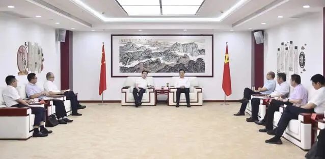 漯河市委書記秦保強(qiáng)、市長(zhǎng)黃鈁會(huì)見中國(guó)電建華中區(qū)總部黨委書記、總經(jīng)理蹇尚友一行