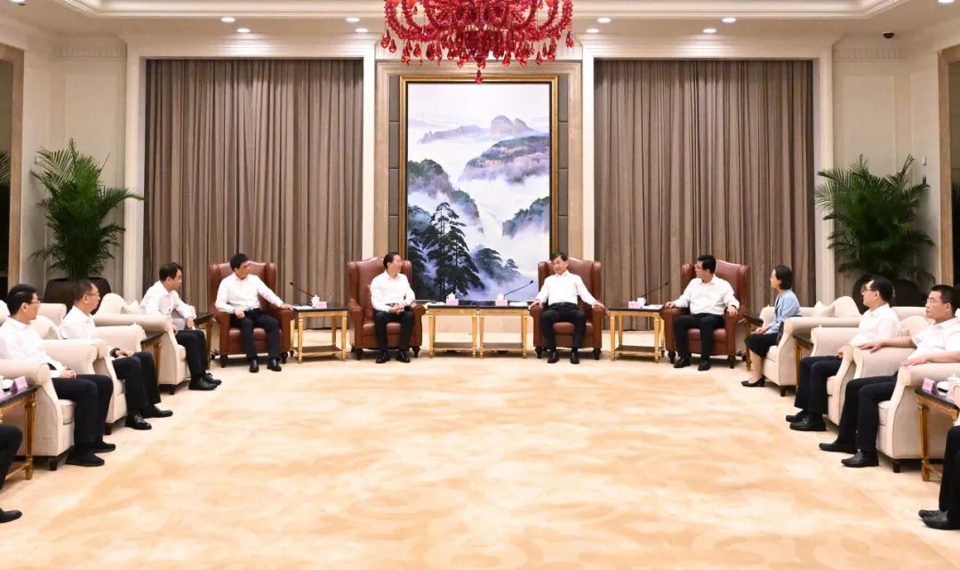 國(guó)家電網(wǎng)公司董事長(zhǎng)、黨組書辛保安與福建省委書記周祖翼、省長(zhǎng)趙龍會(huì)談