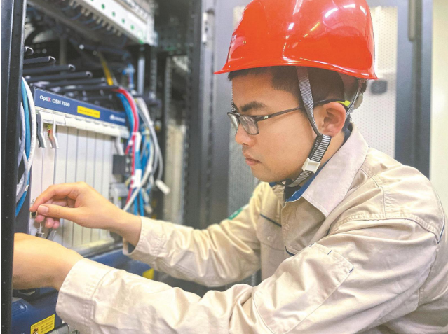 肖云杰： 刻苦鉆研，他成了電力通信骨干