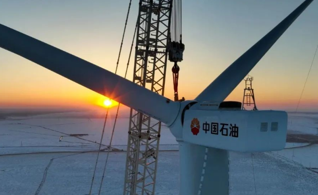 中國石油在建單體規(guī)模最大集中風(fēng)電項目——昂格55萬千瓦風(fēng)電項目首臺風(fēng)機成功吊裝！