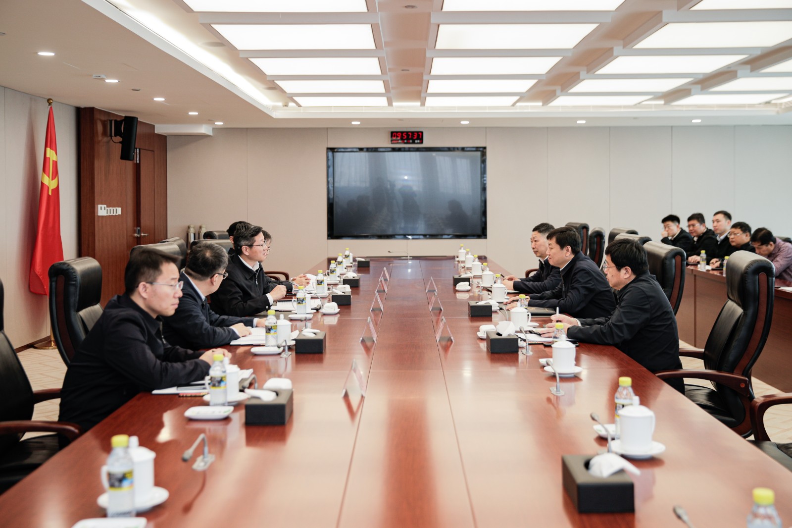 國家能源集團總經(jīng)理、黨組副書記余兵會見衡水市委副書記、市長董曉航