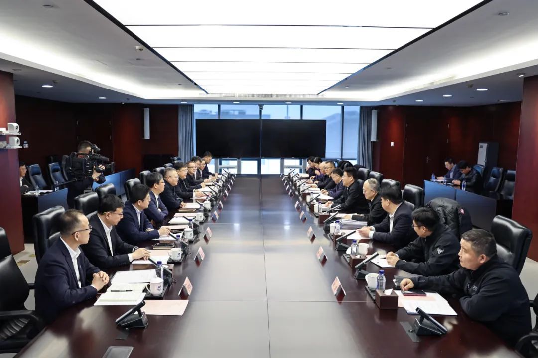 華電集團黨組副書記、總經(jīng)理葉向東與北京市副市長高朋舉行會談