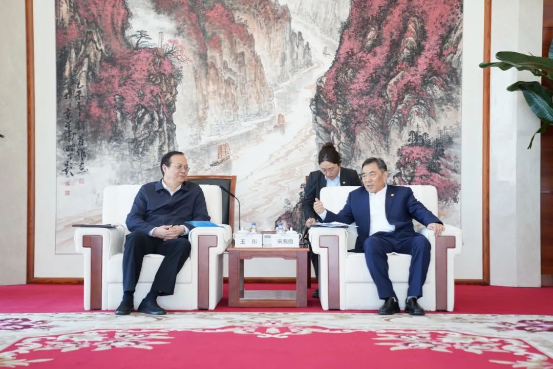 中國(guó)能建黨委書記、董事長(zhǎng)宋海良與歐洲自然科學(xué)院院士、中國(guó)發(fā)展研究院院長(zhǎng)王彤會(huì)談