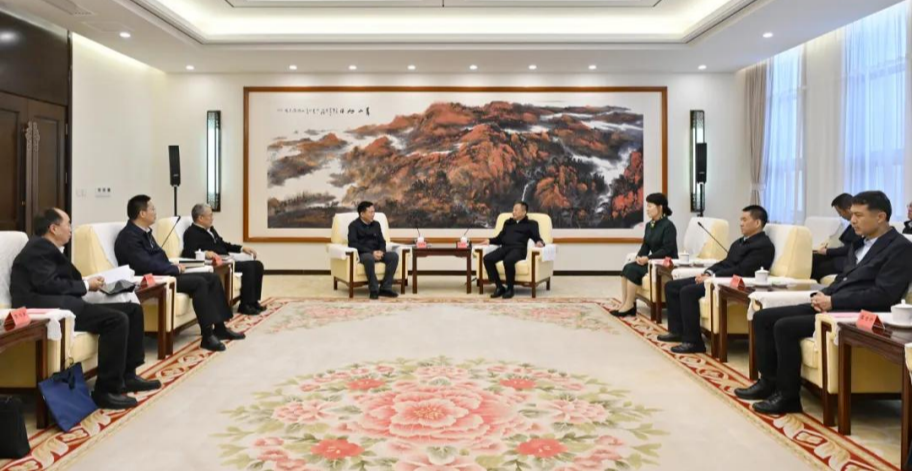 國(guó)家電投董事長(zhǎng)劉明勝、總經(jīng)理栗寶卿拜會(huì)內(nèi)蒙古自治區(qū)黨委書記孫紹騁、自治區(qū)主席王莉霞