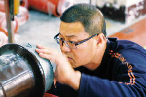勇攀高壓試驗技術(shù)巔峰——記全國五一勞動獎?wù)芦@得者、遼寧大連供電公司檢修分公司戚革慶